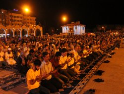 Şanlıurfalılar akan kanın durması için toplandı