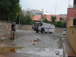 Van'da çıkan olaylarda 2 polis yaralandı