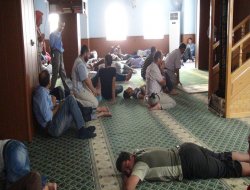Sıcaktan bunalan vatandaşlar, soluğu camilerde alıyor