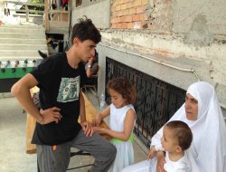 Suriyeli mülteciler Milano'da yardım bekliyor