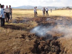 Yerden çıkan ateş köylüleri endişelendiriyor