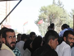 YPG bayrağı yeniden sınıra asıldı