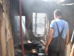 Siverek'te çıkan yangında bir ev tamamen yandı