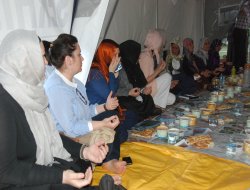 Kadın gazeteciler oturma eylemindeki annelerin iftarına katıldı