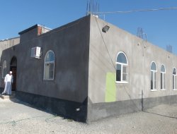 Camilerini inşa eden gönüllüler yardım bekliyor