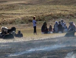 Yerden çıkan ateş köye sıçradı