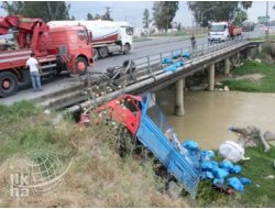 Kamyonet Dereye Uçtu: 2 Yaralı