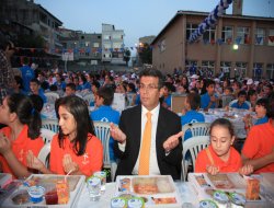 Minik eller 'Gazze ve Filistin' için açıldı