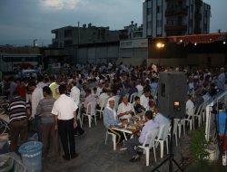 Mersin'de yüzlerce kişiye açık havada iftar