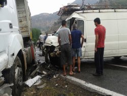 Kamyonla minibüs çarpıştı