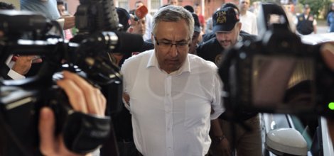 Eski Emniyet Müdürünü Arkadan kelepçelediler