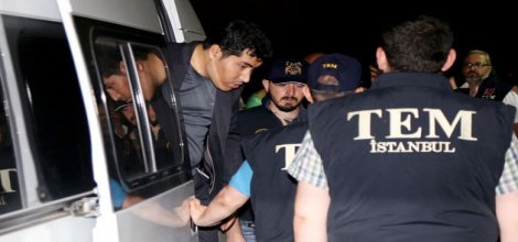 Gözaltına alınan 75 polis için ek gözaltı süresi alındı