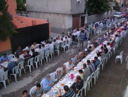 Osmaniye İlim ve Yardımlaşma Derneği iftar yemeği verdi