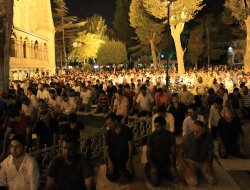 İstanbullular Kadir Gecesi'nde Sultanahmet'e akın etti