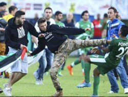 israilli Futbolculara Sahada Dayak