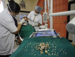 Hindistanlı gençten 232 diş çekildi