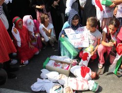 Adana'da kadınlar ABD konsolosluğuna yumurta fırlattı