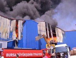 Tekstil fabrikasındaki yangın söndürülemiyor