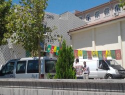 Cami girişine Öcalan posteri asılmasına tepki