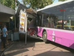 İstanbul Kabataş'ta İETT Otobüsü Durağa Girdi