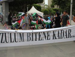 Adanalı anneler Gazze için oturma eylemi düzenledi