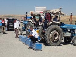 Köylüler traktörlerle karayolunu trafiğe kapattı