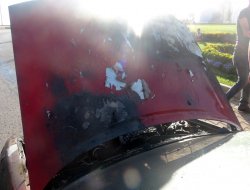 Seyir halindeki otomobil alev aldı