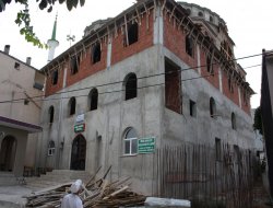 Cami kubbesinden düşen işçi hayatını kaybetti