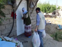 Merhamet Eli'nden yüzlerce muhtaç aileye yardım