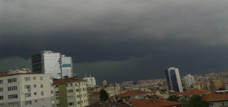 İstanbul'u kara bulutlar kapladı, uçuşlar iptal edildi