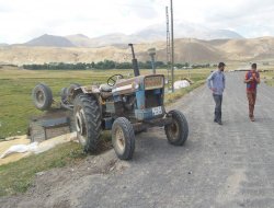 Devrilen römorkun altında kalan bir kişi öldü