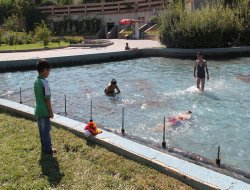 Sıcaktan bunalan çocuklar süs havuzlarında serinliyor