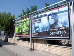 Ağrılılardan travesti afişlerine tepki