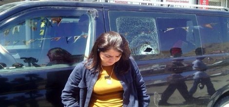 Sandıkları Dolaşan Ak Partili Kadın Milletvekiline Taşlı Saldırı