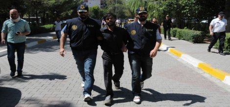 Diyarbakır'da bayrak indiren şahıs tutuklandı