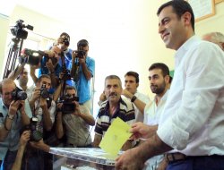 Demirtaş oyunu Diyarbakır'da kullandı