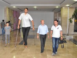 Dünyanın en uzun adamı Sultan Kösen, oy kullanamadı