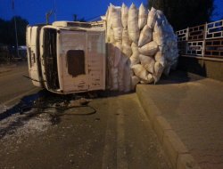 Saman yüklü kamyon devrildi: 2 yaralı