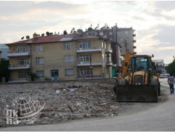 Van'da Ağır Hasar Alan Askeri Lojmanların Yıkımı Sürüyor