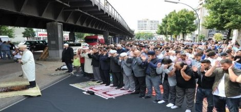 Almanya'da Açık Hava Camisinde 2 Bin Kişi Saf Tuttu