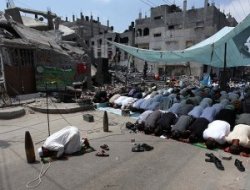 Gazze'de Cuma Namazı Enkazların Arasında Kılındı