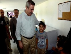 Vali Kıraç sığınmacı Êzidi aileleri ziyaret etti