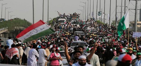 Pakistan'da göstericiler bakanlıkları işgal etti