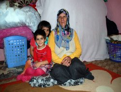 Harabe haldeki evde yaşayan aile yardım bekliyor