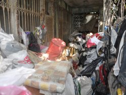 Tarsus'ta bir evde 4 kamyon çöp çıktı