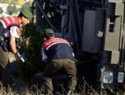 Kars'ta askeri araç devrildi: 1'i ağır 12 asker yaralı