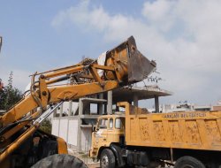 Sarıçam'da bir evden 3 kamyon çöp çıkartıldı