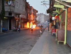 Diyarbakır'da gösteri yapan PKK'liler bir eve molotof attı