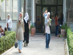 Profesörün başörtülü öğrenci nöbeti