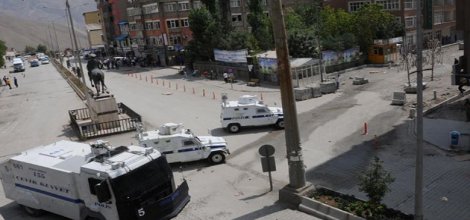 Hakkari'de Atatürk heykeline zırhlı koruma!